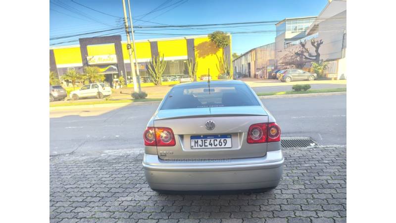 VOLKSWAGEN - POLO SEDAN - 2010/2011 - Prata - R$ 39.900,00