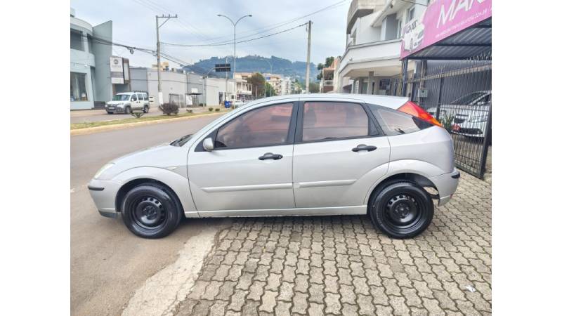 FORD - FOCUS - 2006/2007 - Prata - R$ 26.900,00