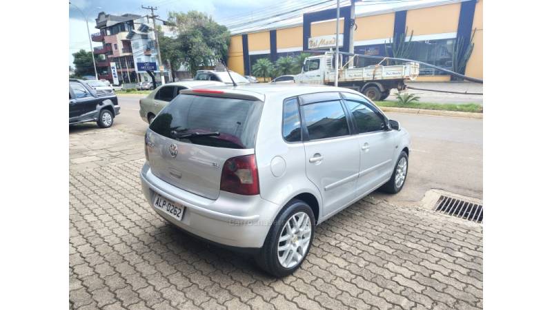 VOLKSWAGEN - POLO - 2003/2004 - Prata - R$ 28.900,00