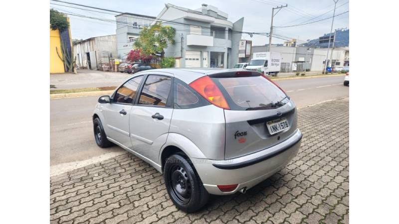 FORD - FOCUS - 2006/2007 - Prata - R$ 26.900,00