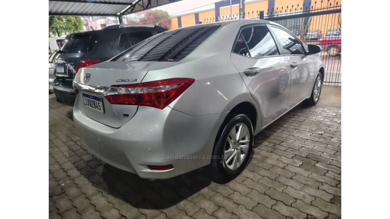 TOYOTA - COROLLA - 2016/2017 - Prata - R$ 86.900,00