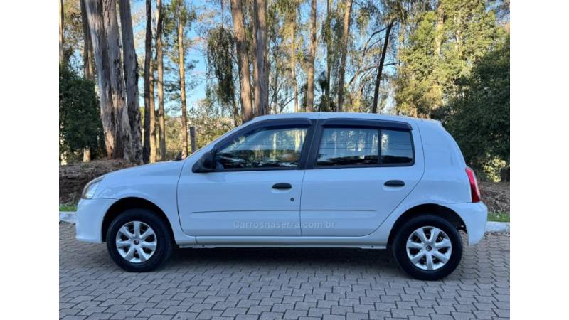 RENAULT - CLIO - 2013/2014 - Branca - R$ 32.900,00
