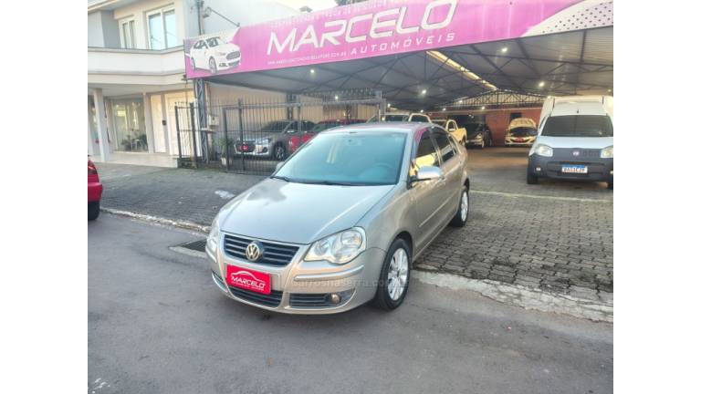 VOLKSWAGEN - POLO SEDAN - 2010/2011 - Prata - R$ 39.900,00