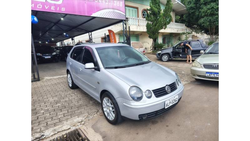 VOLKSWAGEN - POLO - 2003/2004 - Prata - R$ 28.900,00