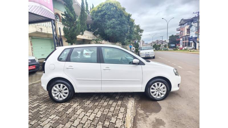 VOLKSWAGEN - POLO - 2011/2012 - Branca - R$ 43.900,00