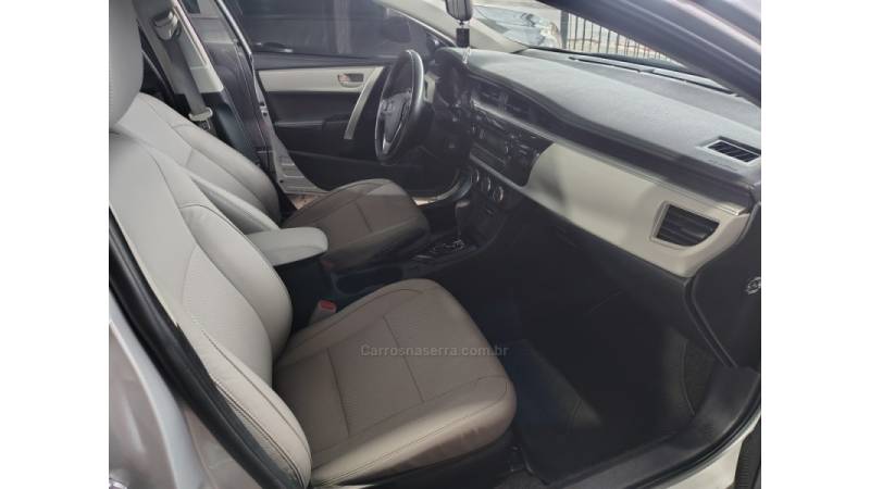 TOYOTA - COROLLA - 2016/2017 - Prata - R$ 86.900,00
