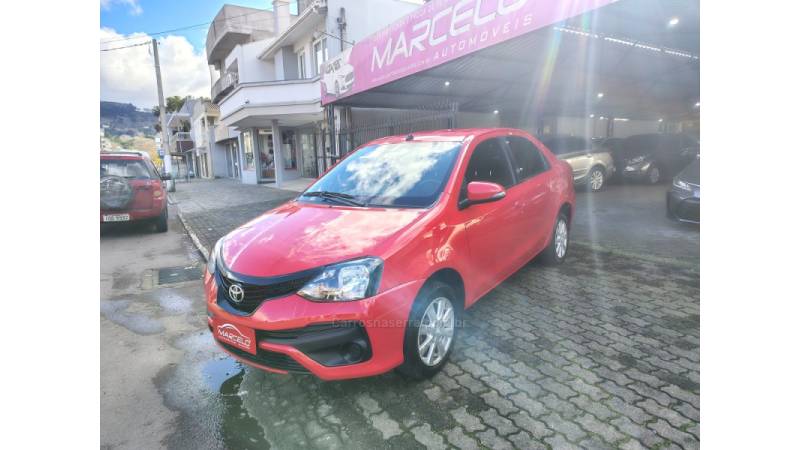 TOYOTA - ETIOS - 2018/2019 - Vermelha - R$ 65.900,00