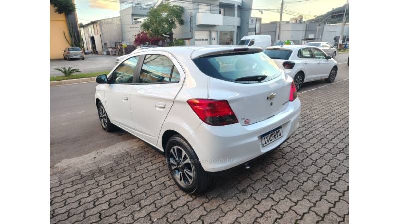CHEVROLET - ONIX - 2014/2015 - Branca - R$ 54.900,00