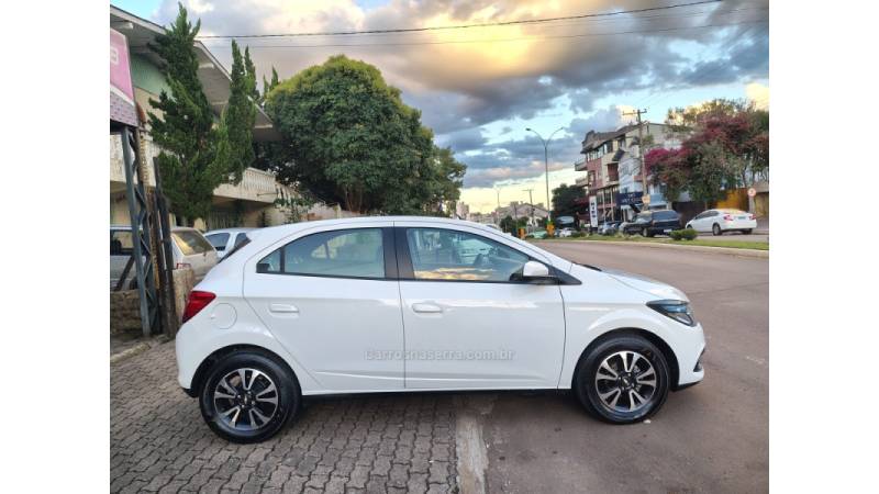 CHEVROLET - ONIX - 2014/2015 - Branca - R$ 54.900,00