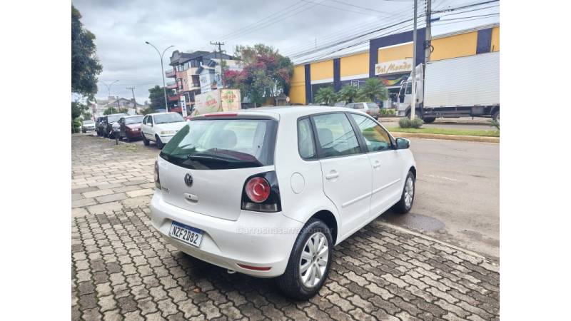 VOLKSWAGEN - POLO - 2011/2012 - Branca - R$ 43.900,00