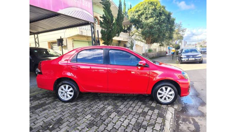 TOYOTA - ETIOS - 2018/2019 - Vermelha - R$ 65.900,00