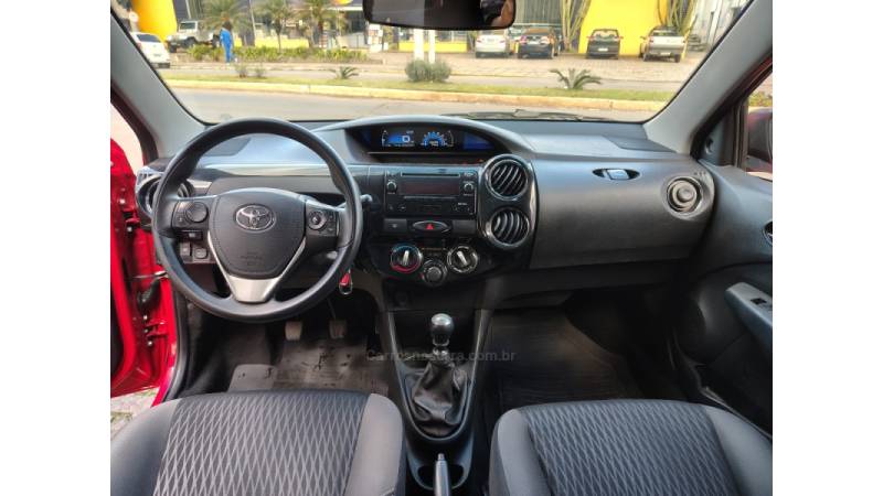 TOYOTA - ETIOS - 2018/2019 - Vermelha - R$ 65.900,00