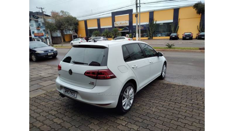 VOLKSWAGEN - GOLF - 2014/2015 - Branca - Sob Consulta