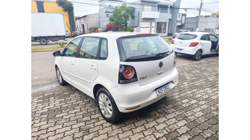 VOLKSWAGEN - POLO - 2011/2012 - Branca - R$ 43.900,00