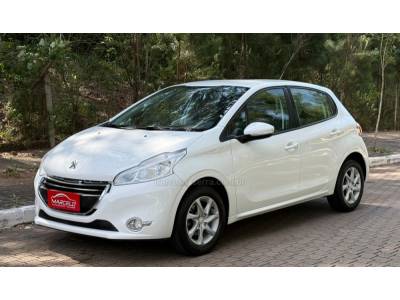PEUGEOT - 208 - 2014/2015 - Branca - R$ 45.000,00