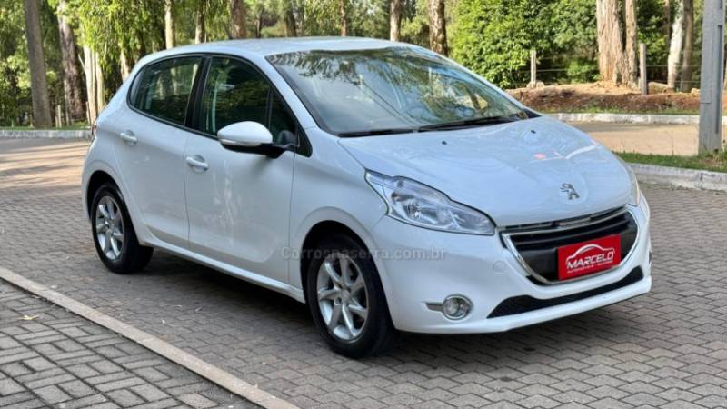 PEUGEOT - 208 - 2014/2015 - Branca - R$ 45.000,00