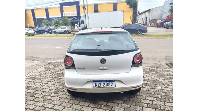 VOLKSWAGEN - POLO - 2011/2012 - Branca - R$ 43.900,00