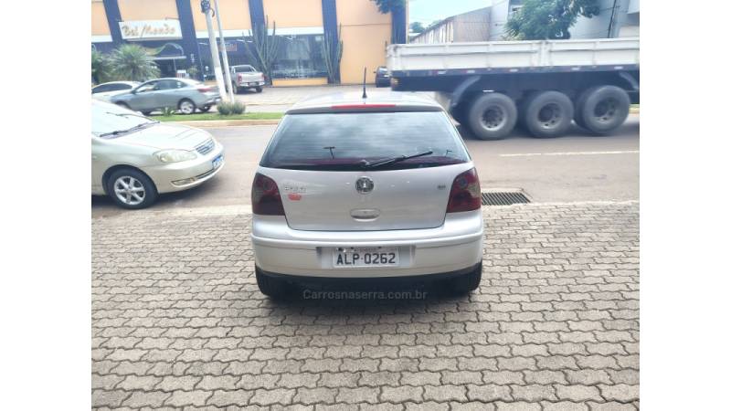 VOLKSWAGEN - POLO - 2003/2004 - Prata - R$ 28.900,00