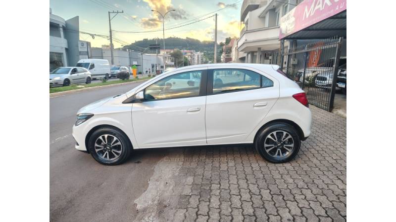 CHEVROLET - ONIX - 2014/2015 - Branca - R$ 54.900,00